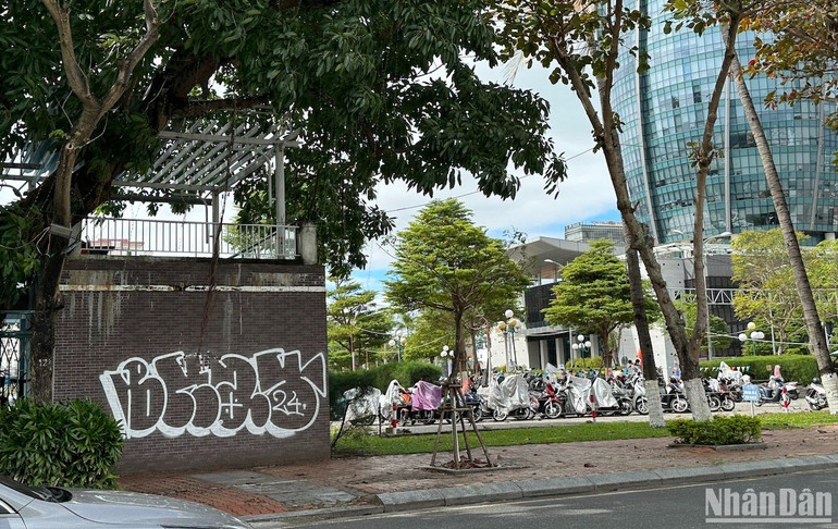 Hình ảnh vẽ viết trên một bức tường tại đường Bạch Đằng...