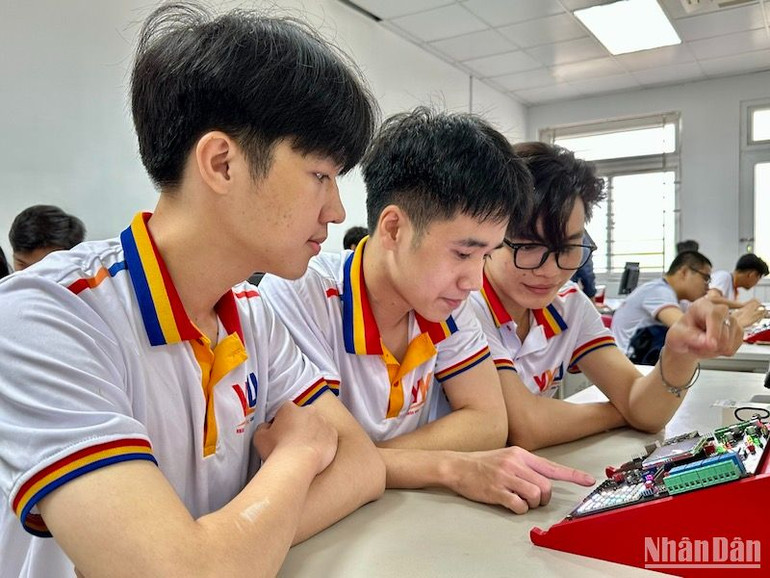 Các sinh viên được tham quan, thực nghiệm tại Phòng Phòng Lab thực nghiệm và nghiên cứu công nghệ mới, sáng 3/4. (Ảnh: ANH ĐÀO)