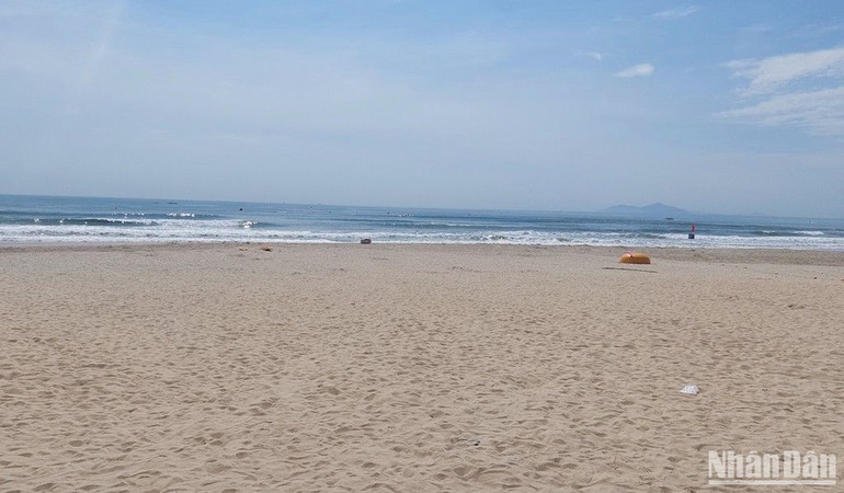 Các lực lượng chức năng đang nỗ lực tìm kiếm nạn nhân mất tích. (Ảnh: ANH ĐÀO) Các lực lượng chức năng đang nỗ lực tìm kiếm nạn nhân mất tích. (Ảnh: ANH ĐÀO)