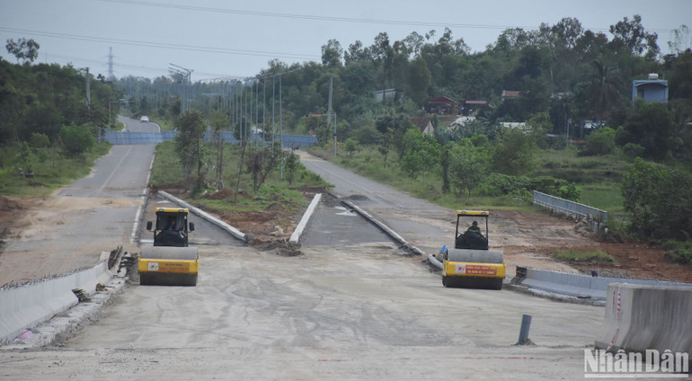 Tiến độ thực hiện thực tế đoạn Km0-Km1 đáp ứng yêu cầu nhưng các phân đoạn còn lại hiện đang chậm so với tiến độ yêu cầu. Nguyên nhân chính là còn 90 hồ sơ chưa bàn giao mặt bằng cho đơn vị thi công. (Ảnh: ANH ĐÀO)