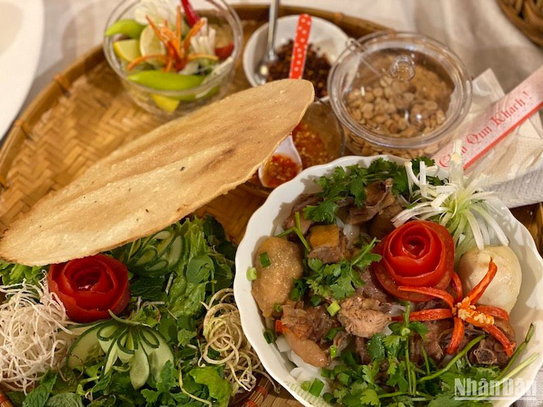 Mì Quảng là một trong những món ấm thực hấp dẫn đối với du khách.