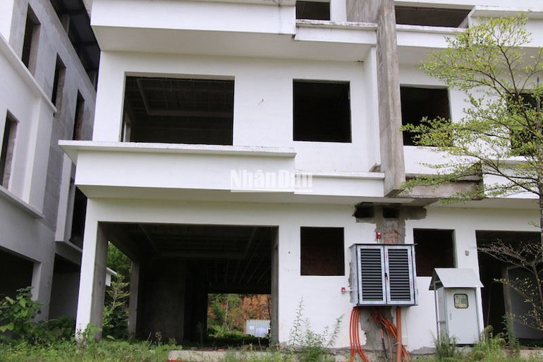 Nhiều căn hộ xây dựng dang dở, bắt đầu xuống cấp. (Ảnh: ANH ĐÀO) Nhiều căn hộ xây dựng dang dở, bắt đầu xuống cấp. (Ảnh: ANH ĐÀO)