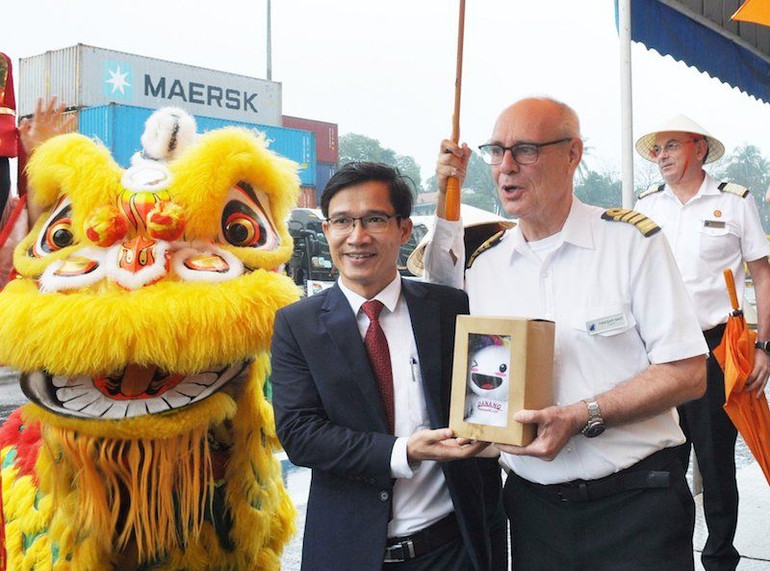 Ông Tán Văn Vương, Phó Giám đốc Sở Du lịch thành phố Đà Nẵng tặng quà lưu niệm cho các thủy thủ tàu Tàu Westerdam. (Ảnh: D.N)