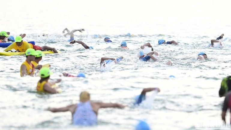 Các vận động viên nỗ lực vượt qua thử thách 1,9km bơi. (Ảnh: ANH ĐÀO) Các vận động viên nỗ lực vượt qua thử thách 1,9km bơi. (Ảnh: ANH ĐÀO)