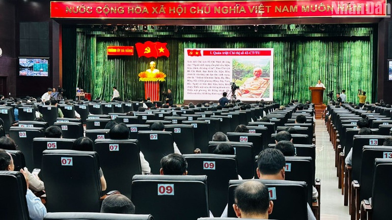 Đồng chí Nguyễn Đình Vĩnh, Phó Bí thư Thường trực Thành ủy Đà Nẵng quán triệt các nội dung cốt lõi của Chỉ thị số 42-CT/TW đến toàn thể hội nghị. (Ảnh: ANH ĐÀO)