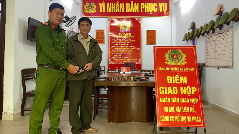 Trần Minh Phước (63 tuổi, trú phường An Hải Nam, quận Sơn Trà, thành phố Đà Nẵng) giao nộp các hiện vật và vật kỷ niệm của bố mình từng giữ làm kỷ niệm sau khi đi bộ đội về. (Ảnh: Công an cung cấp) Trần Minh Phước (63 tuổi, trú phường An Hải Nam, quận Sơn Trà, thành phố Đà Nẵng) giao nộp các hiện vật và vật kỷ niệm của bố mình từng giữ làm kỷ niệm sau khi đi bộ đội về. (Ảnh: Công an cung cấp)