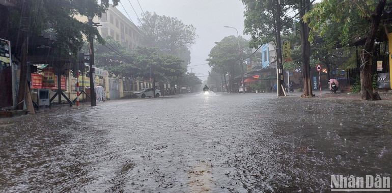 Nhiều đoạn đường ngập từ 0,3 đến 0,5m.