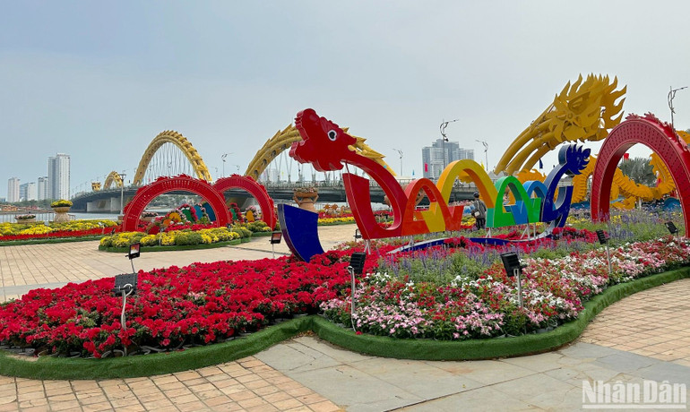 Đường hoa Tết Đà Nẵng được đầu tư với mong muốn mang lại những phút giây thư thái đón xuân dành cho người dân, du khách khi đến với thành phố Đà Nẵng. (Ảnh: ANH ĐÀO) Đường hoa Tết Đà Nẵng được đầu tư với mong muốn mang lại những phút giây thư thái đón xuân dành cho người dân, du khách khi đến với thành phố Đà Nẵng. (Ảnh: ANH ĐÀO)