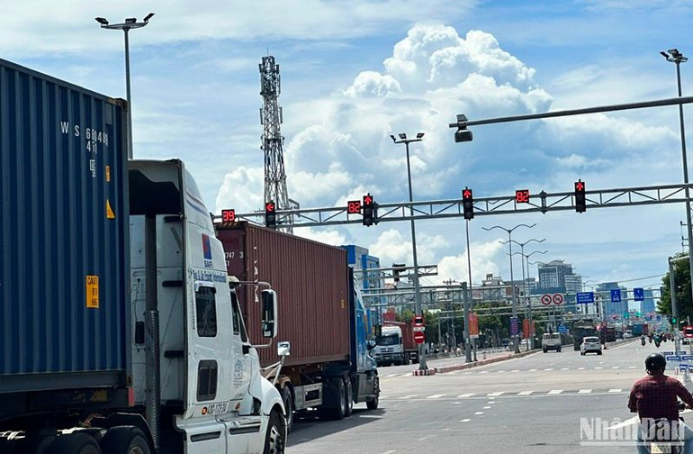 Đà Nẵng: Tạm dừng hoạt động đối với ô-tô tải, xe đầu kéo, xe tải ben trong thời gian diễn ra Kỳ thi tốt nghiệp THPT năm 2024. (Ảnh: ANH ĐÀO)