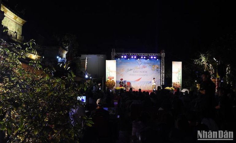 Đêm thơ Nguyên tiêu "Bản hòa âm đất nước" được tổ chức tại Đình làng Thạc Gián. (Ảnh: ANH ĐÀO)