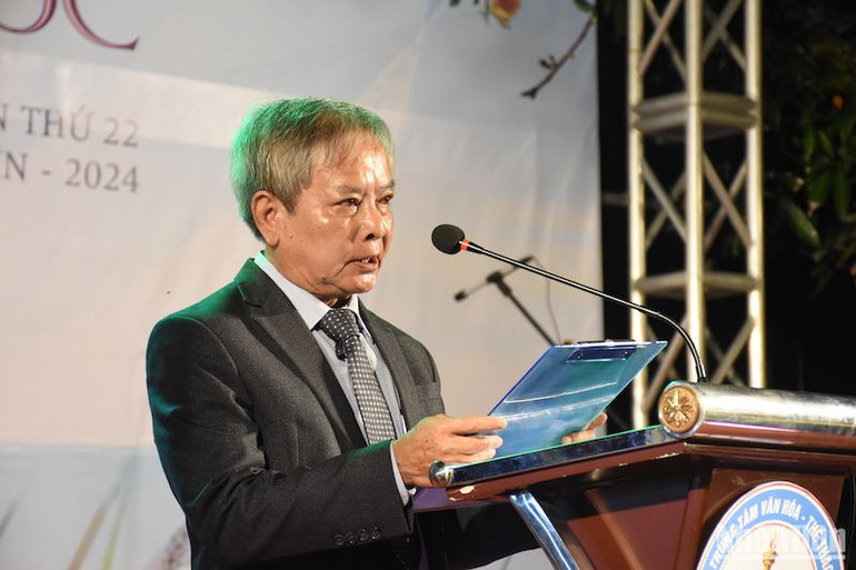 Nhà thơ Nguyễn Kim Huy, Chủ tịch Hội Nhà văn thành phố Đà Nẵng phát biểu tại chương trình. (Ảnh: ANH ĐÀO)