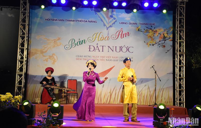 Các nghệ sĩ trình bày bài thơ Nguyên tiêu của Chủ tịch Hồ Chí Minh. (Ảnh: ANH ĐÀO)