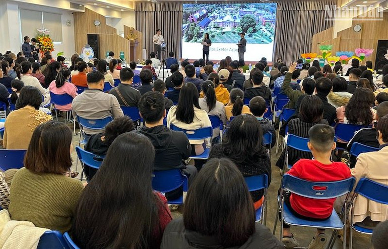 Đông đảo phụ huynh, học sinh Đà Nẵng đến với chương trình (Ảnh: ANH ĐÀO) Đông đảo phụ huynh, học sinh Đà Nẵng đến với chương trình (Ảnh: ANH ĐÀO)