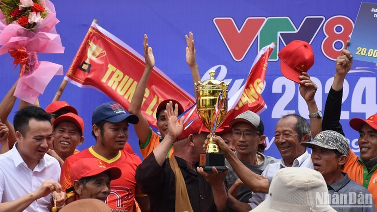 Đội Đua thuyền Trung Lương, quận Cẩm Lệ, thành phố Đà Nẵng giành Cúp vô địch đội Nam. (Ảnh: ANH ĐÀO)