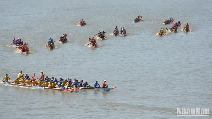 Các đội đua nam tăng tốc. (Ảnh: ANH ĐÀO)