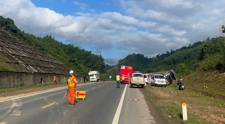 Lực lượng chức năng có mặt tại hiện trường, phân luồng giao thông, xử lý vụ việc. (Ảnh: Công an cung cấp)