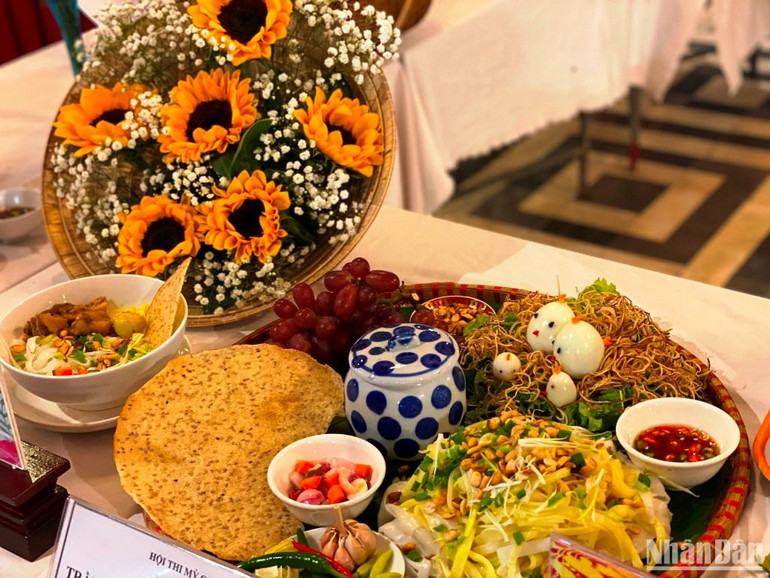 Bánh tráng Túy Loan gắn với món mì Quảng nổi tiếng. Ảnh: ANH ĐÀO