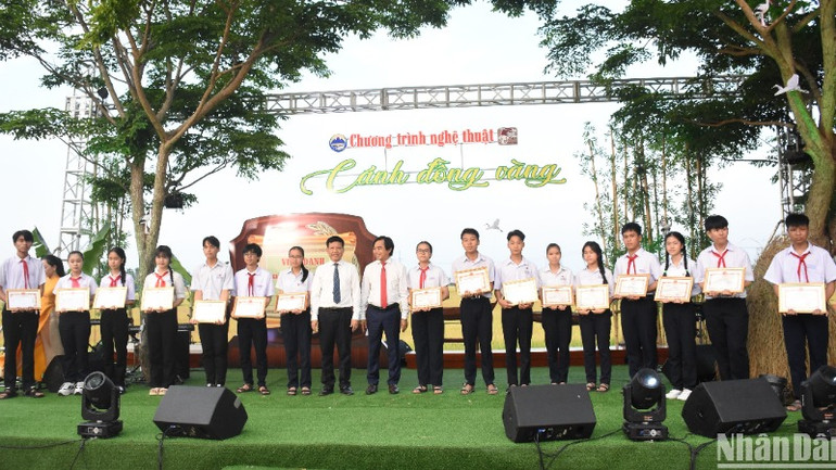 Lãnh đạo huyện Hòa Vang vinh danh, khen thưởng 53 học sinh giỏi cấp thành phố. (Ảnh: ANH ĐÀO)