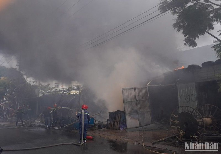Đám cháy bùng phát nhanh và lan rộng do kho chứa các đồ vật dễ cháy. (Ảnh: ANH ĐÀO)