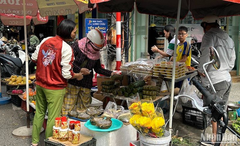Các loại bánh chưng, bánh tét, bánh tổ đặc trưng của Tết xứ Quảng được nhiều người dân chọn mua sáng 30 Tết tại chợ Đống Đa. (Ảnh: ANH ĐÀO)