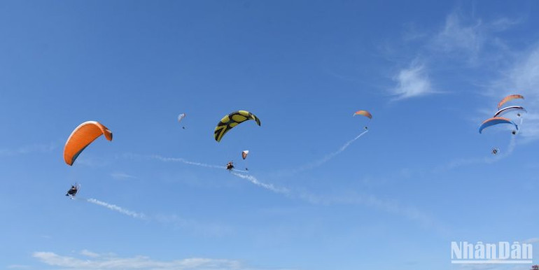 Màn trình diễn ấn tượng trên biển. (Ảnh: ANH ĐÀO) Màn trình diễn ấn tượng trên biển. (Ảnh: ANH ĐÀO)