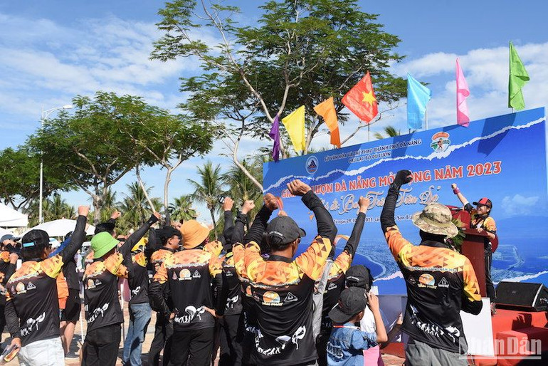 Các vận động viên tuyên thệ trước giờ khai mạc. (Ảnh: ANH ĐÀO) Các vận động viên tuyên thệ trước giờ khai mạc. (Ảnh: ANH ĐÀO)