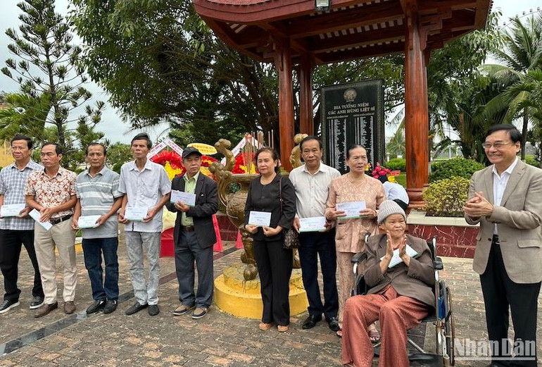 Trường đại học Đông Á Đà Nẵng gửi tặng 10 suất quà tri ân thân nhân gia đình các liệt sĩ Gạc Ma, sáng 14/3. (Ảnh: ANH ĐÀO) Trường đại học Đông Á Đà Nẵng gửi tặng 10 suất quà tri ân thân nhân gia đình các liệt sĩ Gạc Ma, sáng 14/3. (Ảnh: ANH ĐÀO)