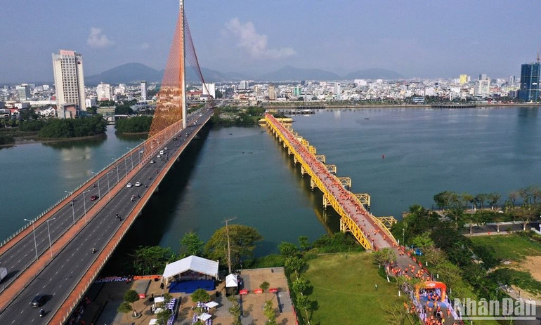 Giải chạy Happy Run của tập đoàn FPT tổ chức tại cầu Nguyễn Văn Trỗi, tháng 3/2023.