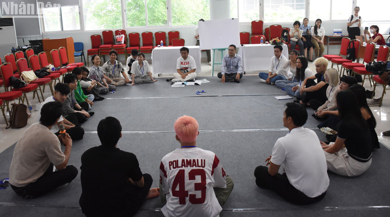 Các học viên tham gia lớp Diễn xuất nâng cao do đạo diễn Sugiyama Tsuyoshi chủ trì.