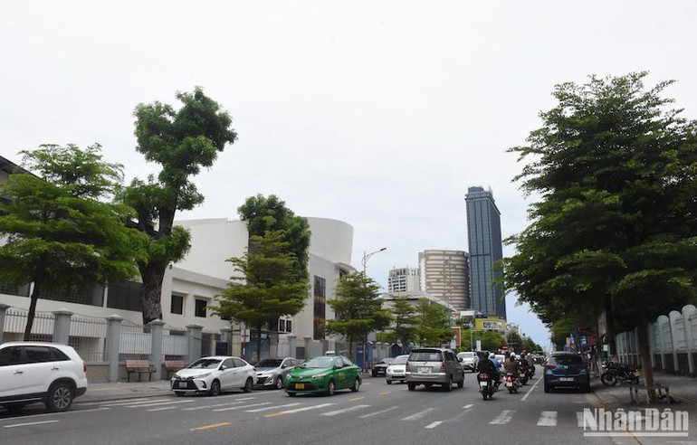 Nhiều tuyến phố trung tâm như Lê Duẩn, Nguyễn Chí Thanh, Trần Phú, hiện đã được hạ ngầm cáp thông tin, điện chiếu sáng. (Ảnh: ANH ĐÀO)