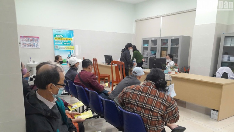 Người dân đến các trung tâm y tế quận, huyện tại Đà Nẵng để tư vấn về tiêm vaccine phòng, chống bệnh cúm. (Ảnh: ANH ĐÀO) Người dân đến các trung tâm y tế quận, huyện tại Đà Nẵng để tư vấn về tiêm vaccine phòng, chống bệnh cúm. (Ảnh: ANH ĐÀO)