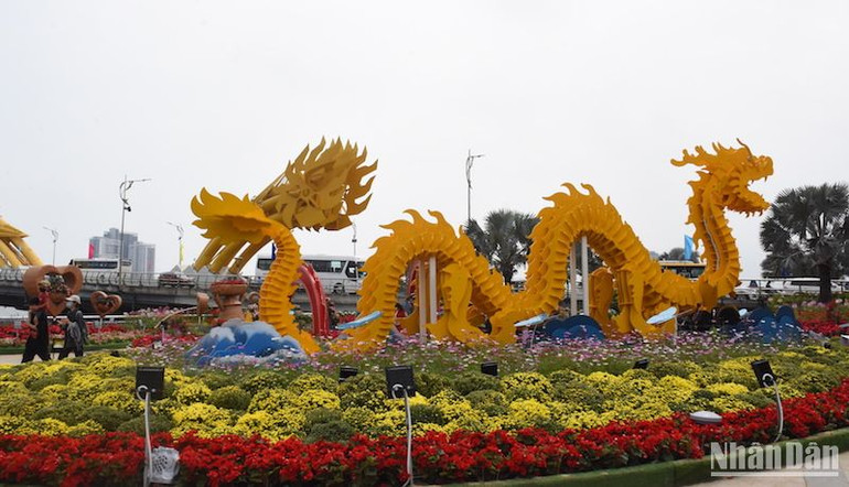 Đường hoa Tết Đà Nẵng được thành phố Đà Nẵng duy trì đến hết rằm tháng Giêng nhằm phục vụ người dân, du khách. Linh vật rồng này sẽ được tập trung về Công viên Rồng. (Ảnh ANH ĐÀO)