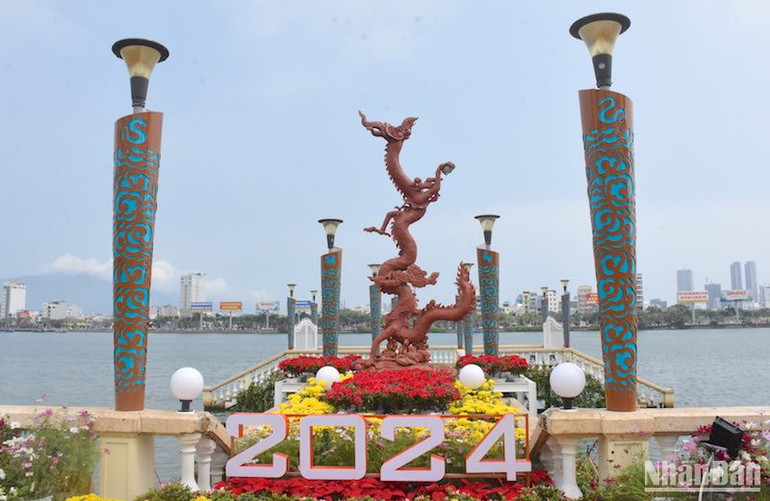 Tượng Rồng thời Lý bằng gốm Bát Tràng tại khu vực trên cầu chữ T sẽ được đặt tại đây đến hết năm 2024 và sẽ được tìm vị trí phù hợp để đặt cố định. (Ảnh ANH ĐÀO)