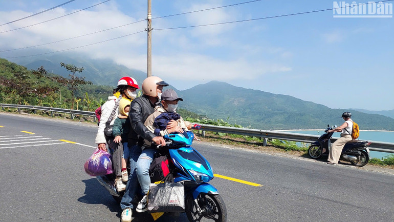 Một gia đình trở lại thành phố Đà Nẵng với lỉnh kỉnh đồ đạc. ( Ảnh: ANH ĐÀO) Một gia đình trở lại thành phố Đà Nẵng với lỉnh kỉnh đồ đạc. ( Ảnh: ANH ĐÀO)