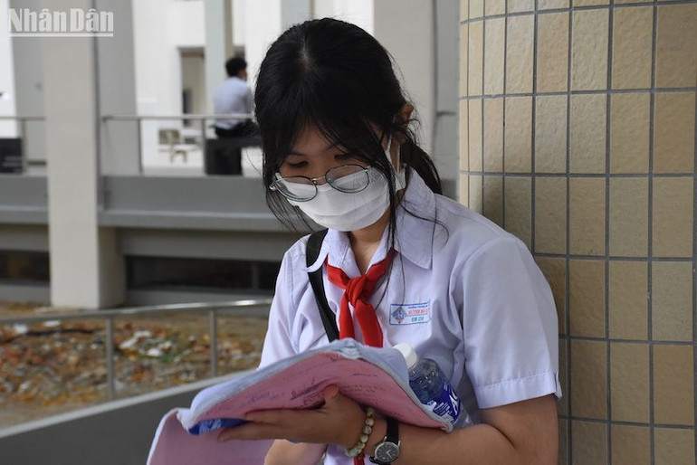 Các em tranh thủ xem lại bài trước khi gửi toàn bộ cặp sách, tài liệu tại khu vực gửi đồ (Ảnh: ANH ĐÀO)