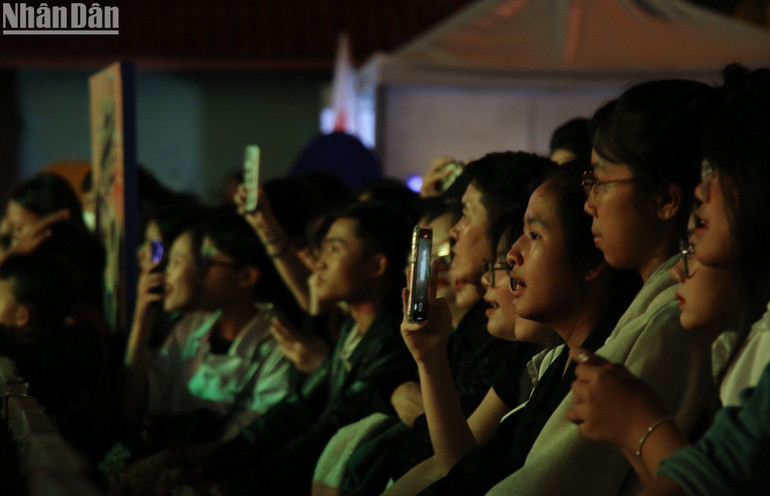 Các bạn trẻ chờ đón thời khắc đếm ngược tới năm mới 2024. Các bạn trẻ chờ đón thời khắc đếm ngược tới năm mới 2024.