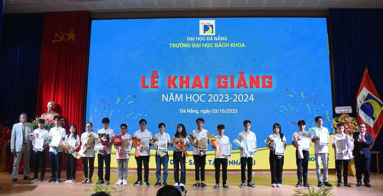 Các sinh viên xuất sắc thủ khoa đầu vào các ngành học của Trường đại học Bách Khoa - Đại học Đà Nẵng. (Ảnh: ANH ĐÀO) Các sinh viên xuất sắc thủ khoa đầu vào các ngành học của Trường đại học Bách Khoa - Đại học Đà Nẵng. (Ảnh: ANH ĐÀO)