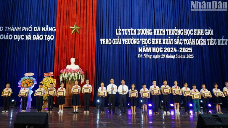 Các em học sinh được trao tặng Giải thưởng “Học sinh giỏi xuất sắc toàn diện tiêu biểu” năm học 2024-2025. (Ảnh: ANH ĐÀO)