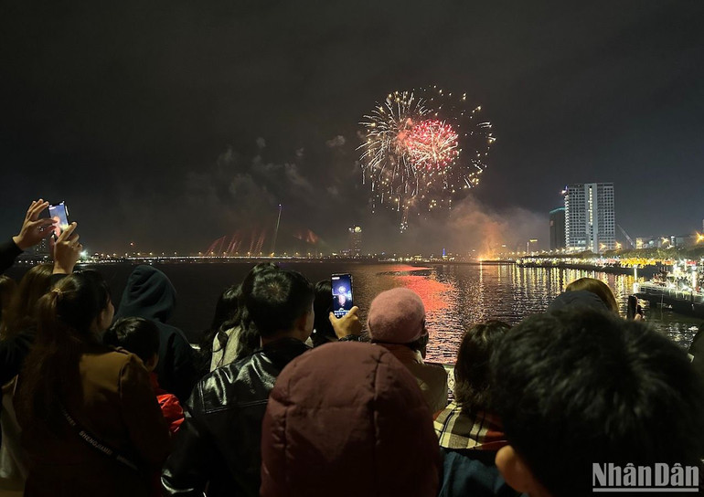 Nhiều khách du lịch nước ngoài hoà cùng không khí đêm giao thừa Tết cổ truyền của dân tộc Việt Nam. (Ảnh: ANH ĐÀO)