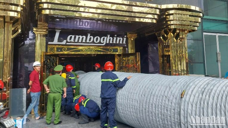 Lực lượng chức năng dùng xe hút khói để xử lý vụ cháy. (Ảnh: ANH ĐÀO)