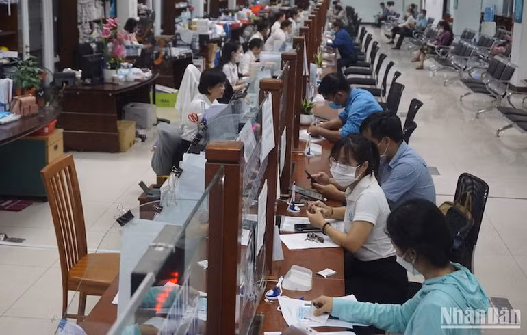 Người dân đến giao dịch tại Bộ phận một cửa, Trung tâm Hành chính thành phố. (Ảnh: ANH ĐÀO)