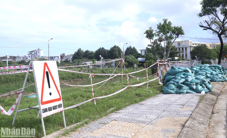 Ghi nhận thực tế của phóng viên ngày hôm nay (6/11), đoạn sạt lở kéo dài hàng chục mét, lan rộng đến sát vỉa hè đường Yên Khê 2 (phường Thanh Khê Tây, quận Thanh khê, thành phố Đà Nẵng). Ghi nhận thực tế của phóng viên ngày hôm nay (6/11), đoạn sạt lở kéo dài hàng chục mét, lan rộng đến sát vỉa hè đường Yên Khê 2 (phường Thanh Khê Tây, quận Thanh khê, thành phố Đà Nẵng).