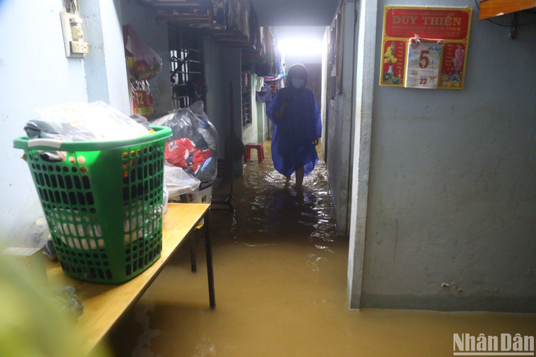 Nước lũ tràn vào nhà dân, đồ đạc được kê cao trong đêm. (Ảnh: ANH ĐÀO)
