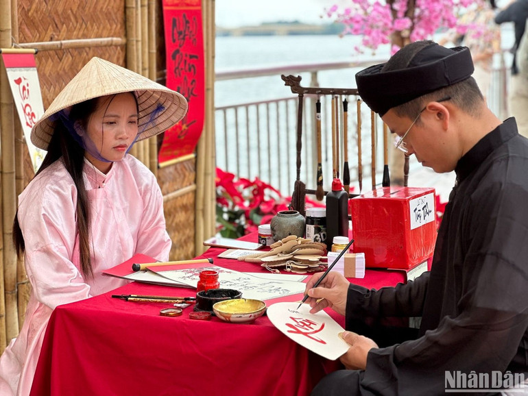 Du xuân Đà Nẵng và viết thư pháp bên bờ sông Hàn. (Ảnh: ANH ĐÀO) Du xuân Đà Nẵng và viết thư pháp bên bờ sông Hàn. (Ảnh: ANH ĐÀO)