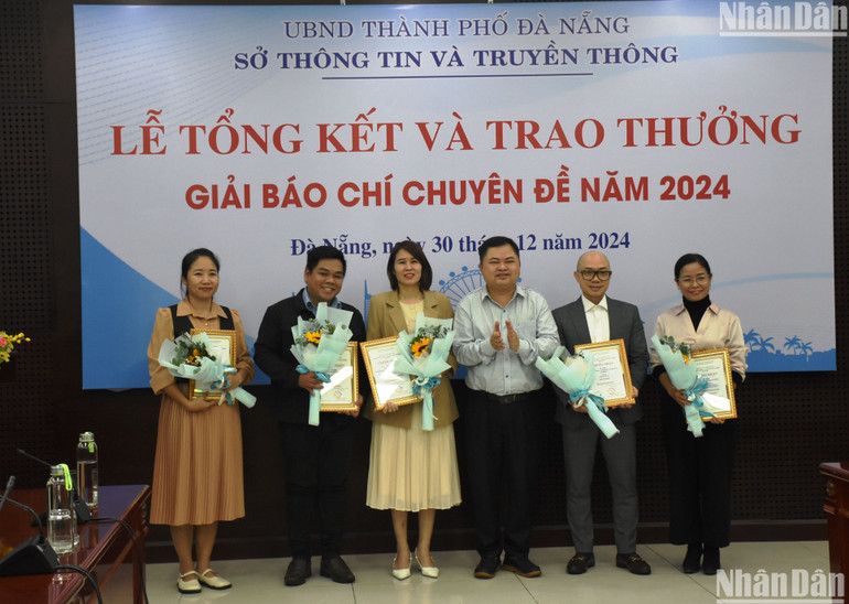 Các tác giả nhận giải Giải Báo chí “Xây dựng Đà Nẵng - Thành phố môi trường”. (Ảnh: ANH ĐÀO)