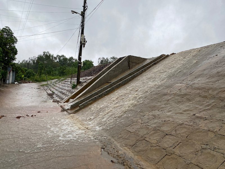 Hiện trạng dự án Cụm công nghiệp Cẩm Lệ tạo thành dòng thác bùn chảy vào nhà dân.