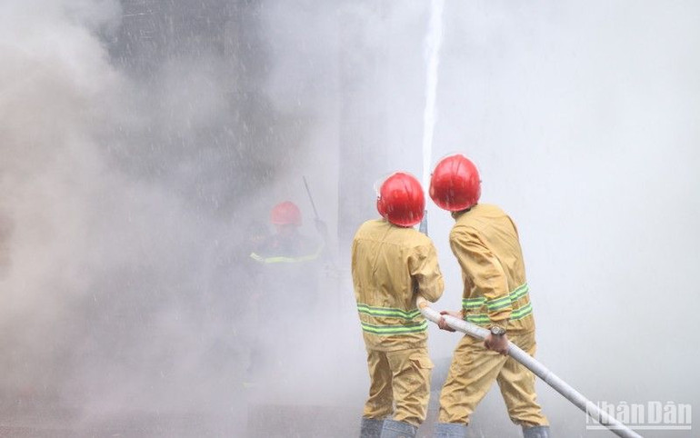 Lực lượng phòng cháy chữa cháy, cứu nạn cứu hộ triển khai đồng loạt nhiều phương án dập lửa.