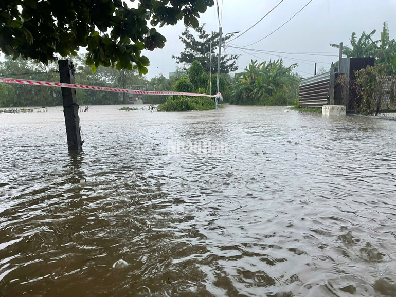 Toàn bộ khu vực đường Mẹ Suốt đã ngập sâu, lực lượng chức năng giăng dây cảnh báo người dân không được di chuyển vào khu vực này. (Ảnh: CÔNG VINH)