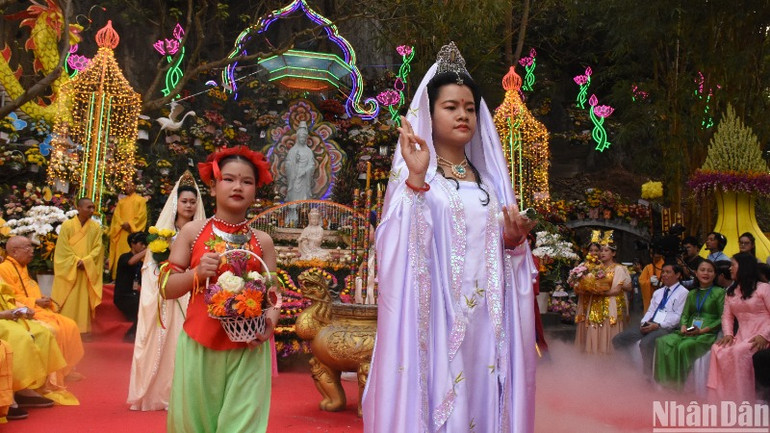 Lễ rước tôn tượng Quán Thế Âm Bồ Tát trong ngày khai mạc Lễ hội Quán Thế Âm năm 2024. (Ảnh: ANH ĐÀO) Lễ rước tôn tượng Quán Thế Âm Bồ Tát trong ngày khai mạc Lễ hội Quán Thế Âm năm 2024. (Ảnh: ANH ĐÀO)
