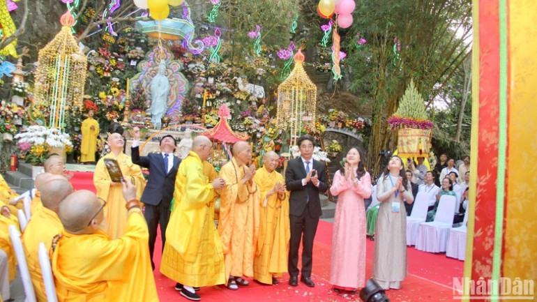 Lễ hội Quán Thế Âm dịp để đồng bào phật tử nói riêng và nhân dân nói chung cầu cho Quốc thái dân an, chúng sinh an lạc, khơi dậy lòng từ bi, bác ái, hướng thiện trong mỗi con người, sự hòa hợp giữa Phật pháp với dân tộc, tình yêu quê hương đất nước. (Ảnh: ANH ĐÀO) Lễ hội Quán Thế Âm dịp để đồng bào phật tử nói riêng và nhân dân nói chung cầu cho Quốc thái dân an, chúng sinh an lạc, khơi dậy lòng từ bi, bác ái, hướng thiện trong mỗi con người, sự hòa hợp giữa Phật pháp với dân tộc, tình yêu quê hương đất nước. (Ảnh: ANH ĐÀO)